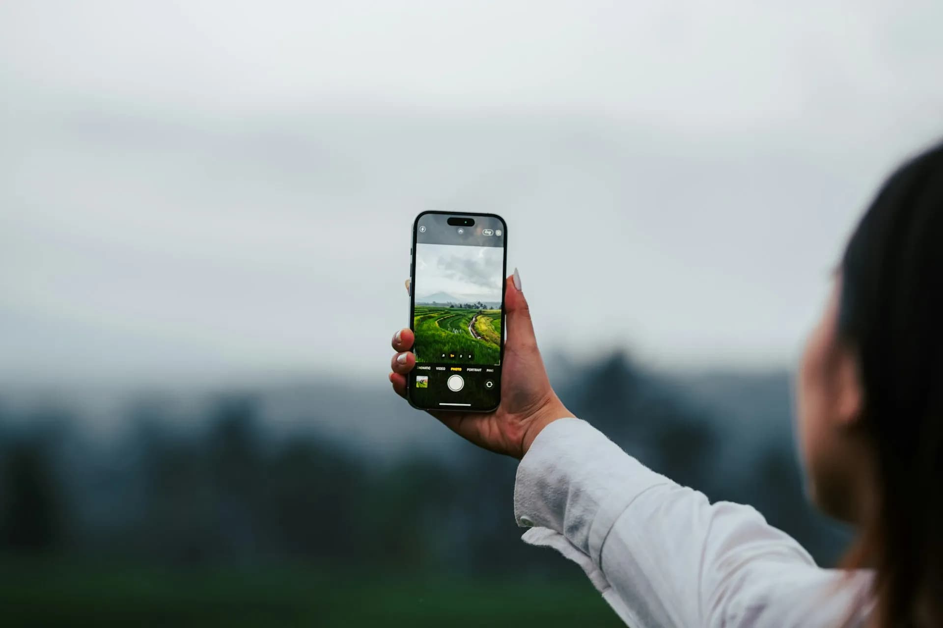A hand holding a mobile phone